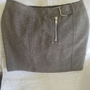 Tommy Hilfiger houndstooth, black and cream mini skirt, size 10 petite